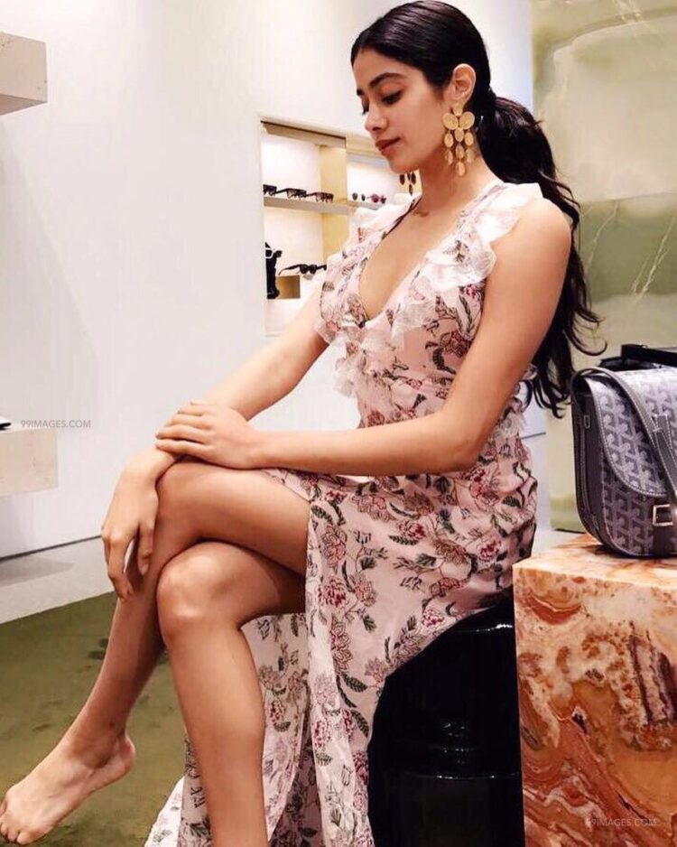 janhvi kapoor feet 6