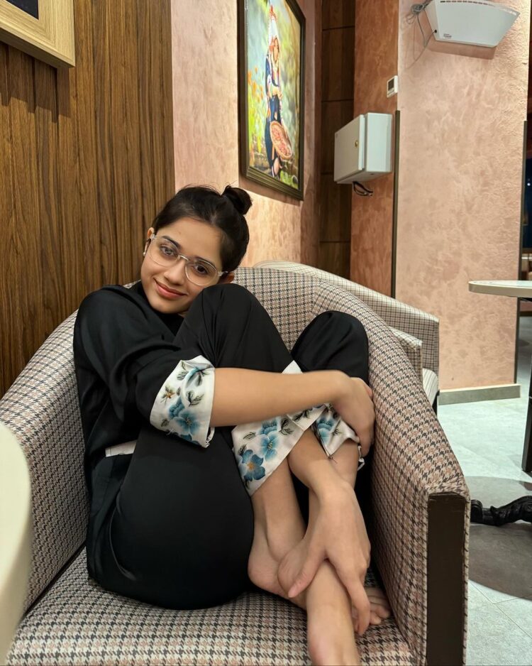 jannat zubair rahmani feet 6