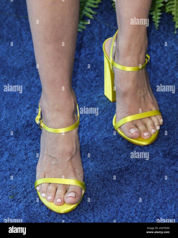 january jones feet 3