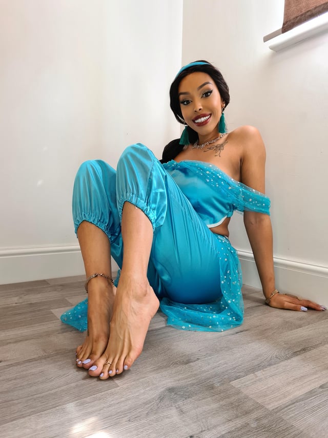 jasmine henry feet 5
