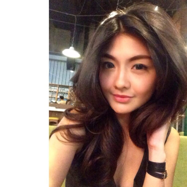 jeanenit iswara feet