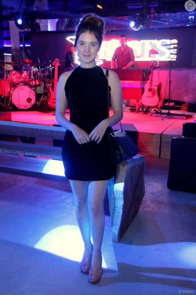 jen de oliveira feet 1