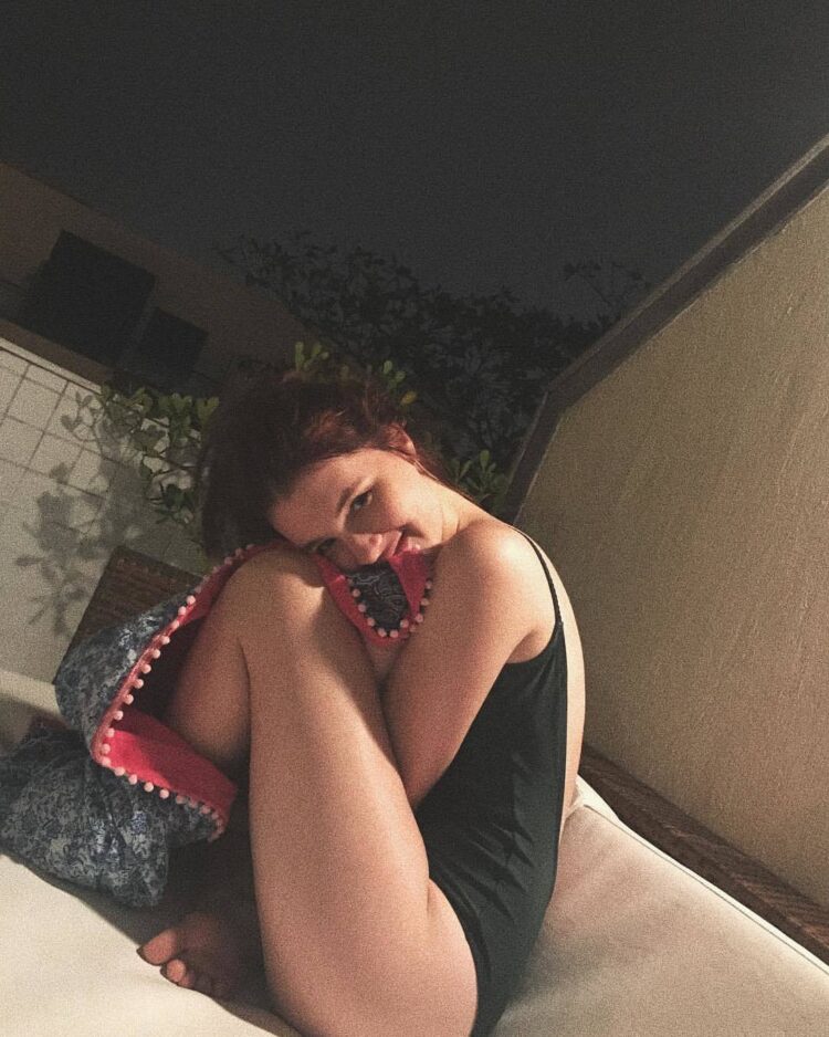 jen de oliveira feet 2