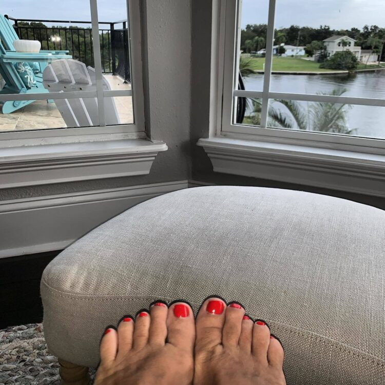 jennifer arnold feet