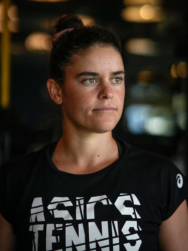 jennifer brady feet 3