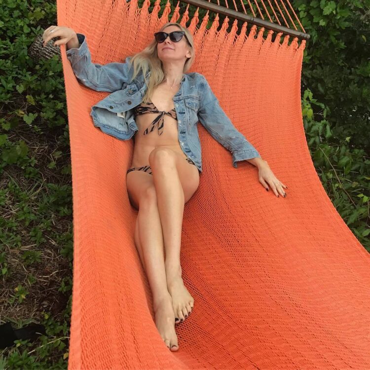 jennifer byrne feet 5