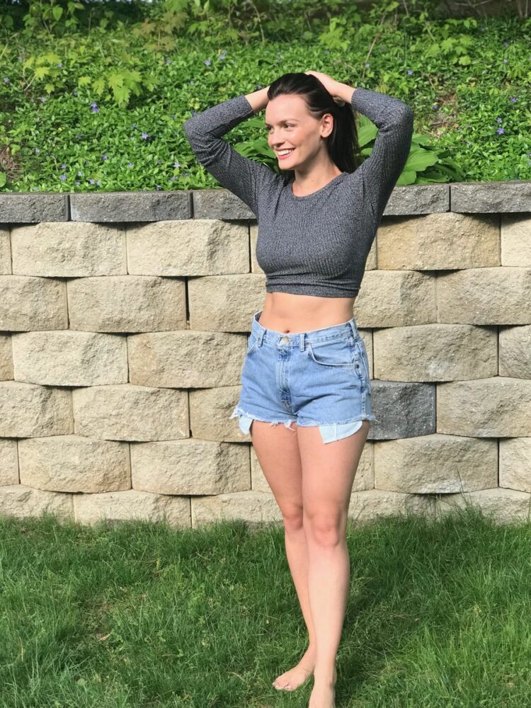 jennifer damiano feet