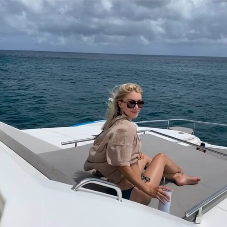 jennifer holland feet 4