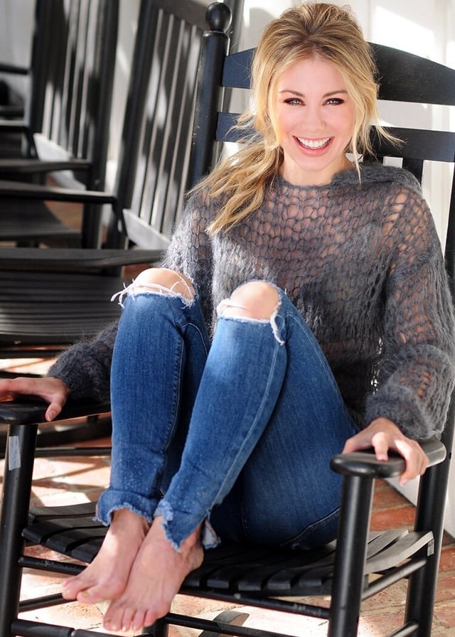 jennifer holland feet 5