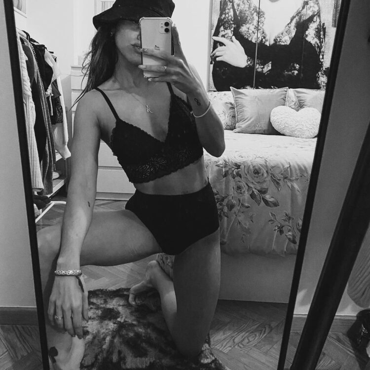 jennifer lara feet 6