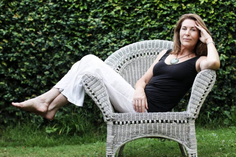 jennifer ward lealand feet 5