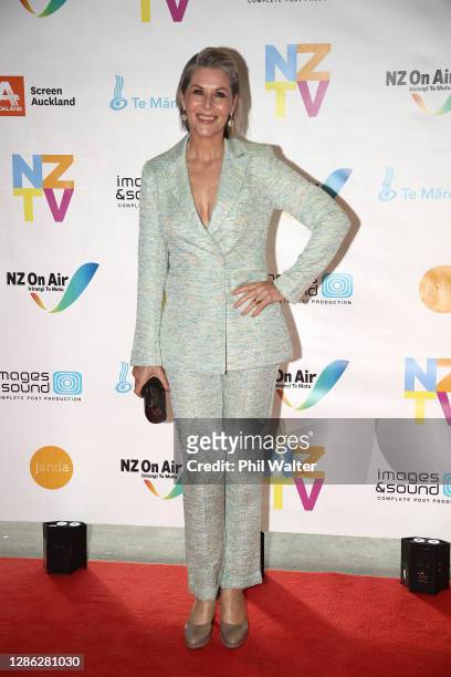 jennifer ward lealand feet 6