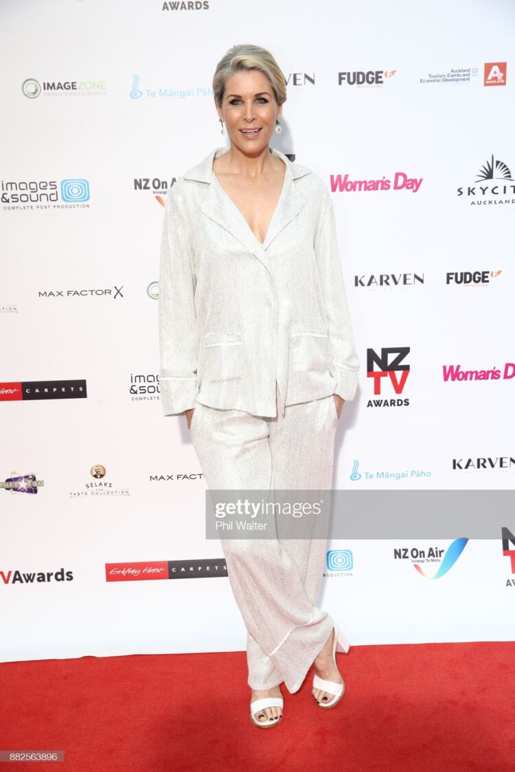 jennifer ward lealand feet