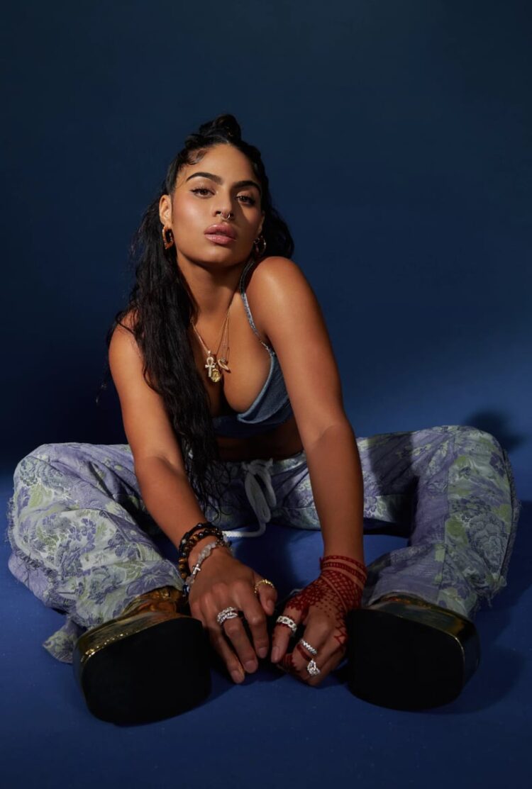 jessie reyez feet 5