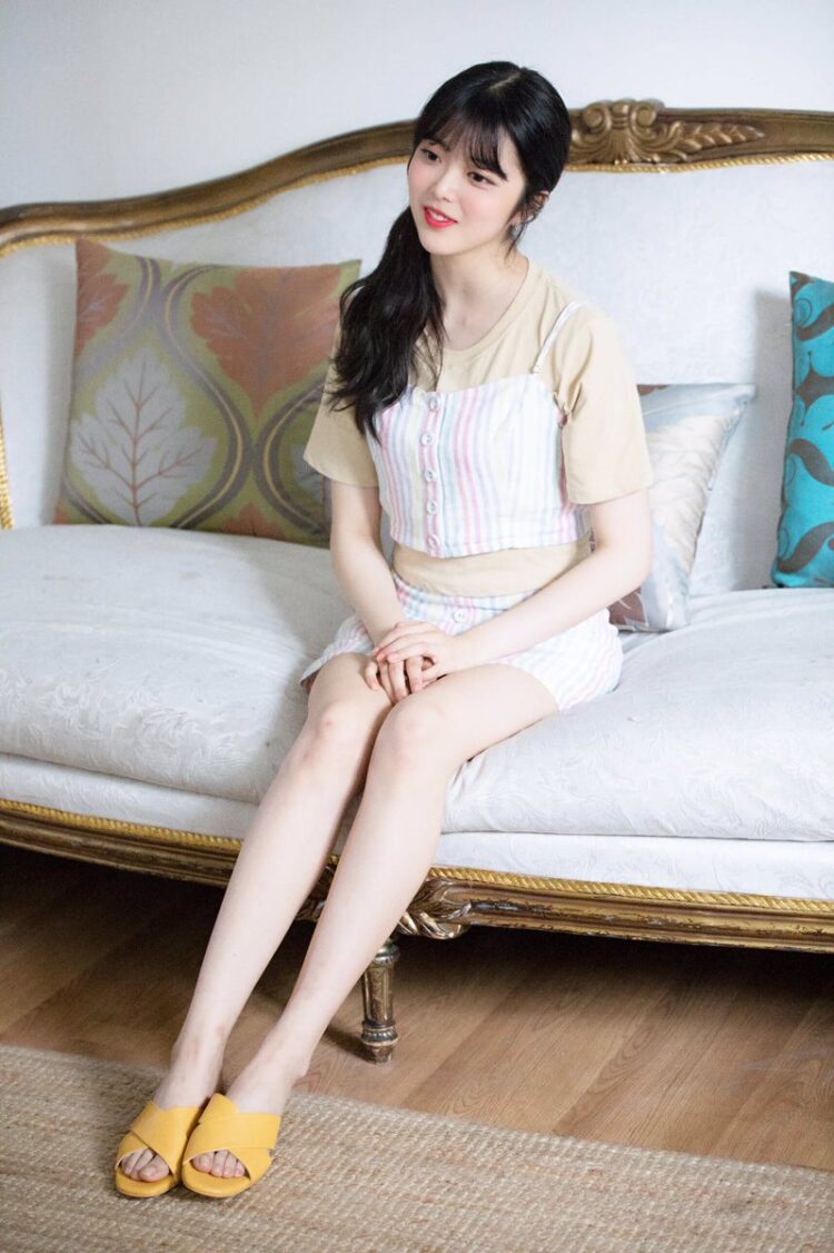 ji su yeon feet