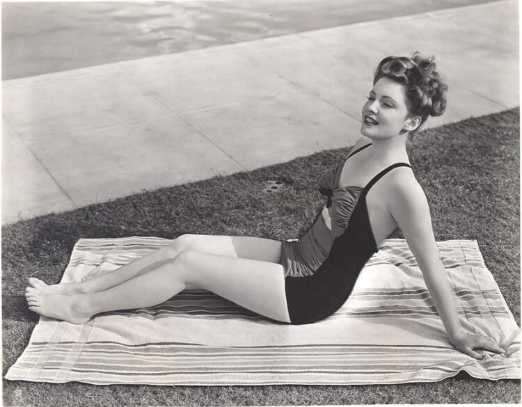 joan leslie feet 1