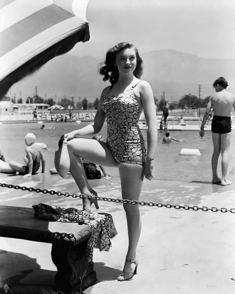 joan leslie feet 2