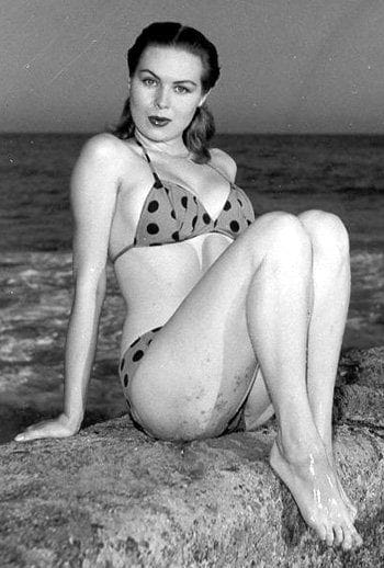 joi lansing feet 5