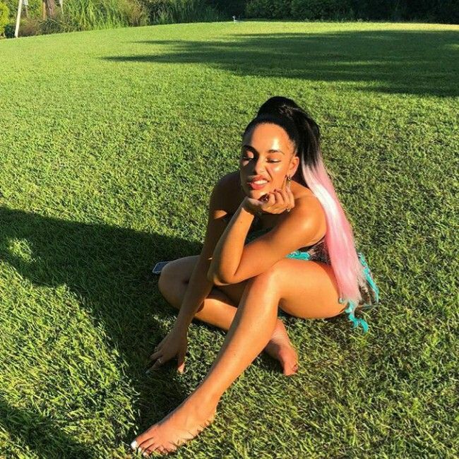 jorja smith feet