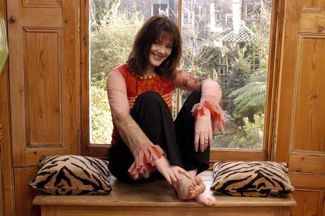 josie lawrence feet 5