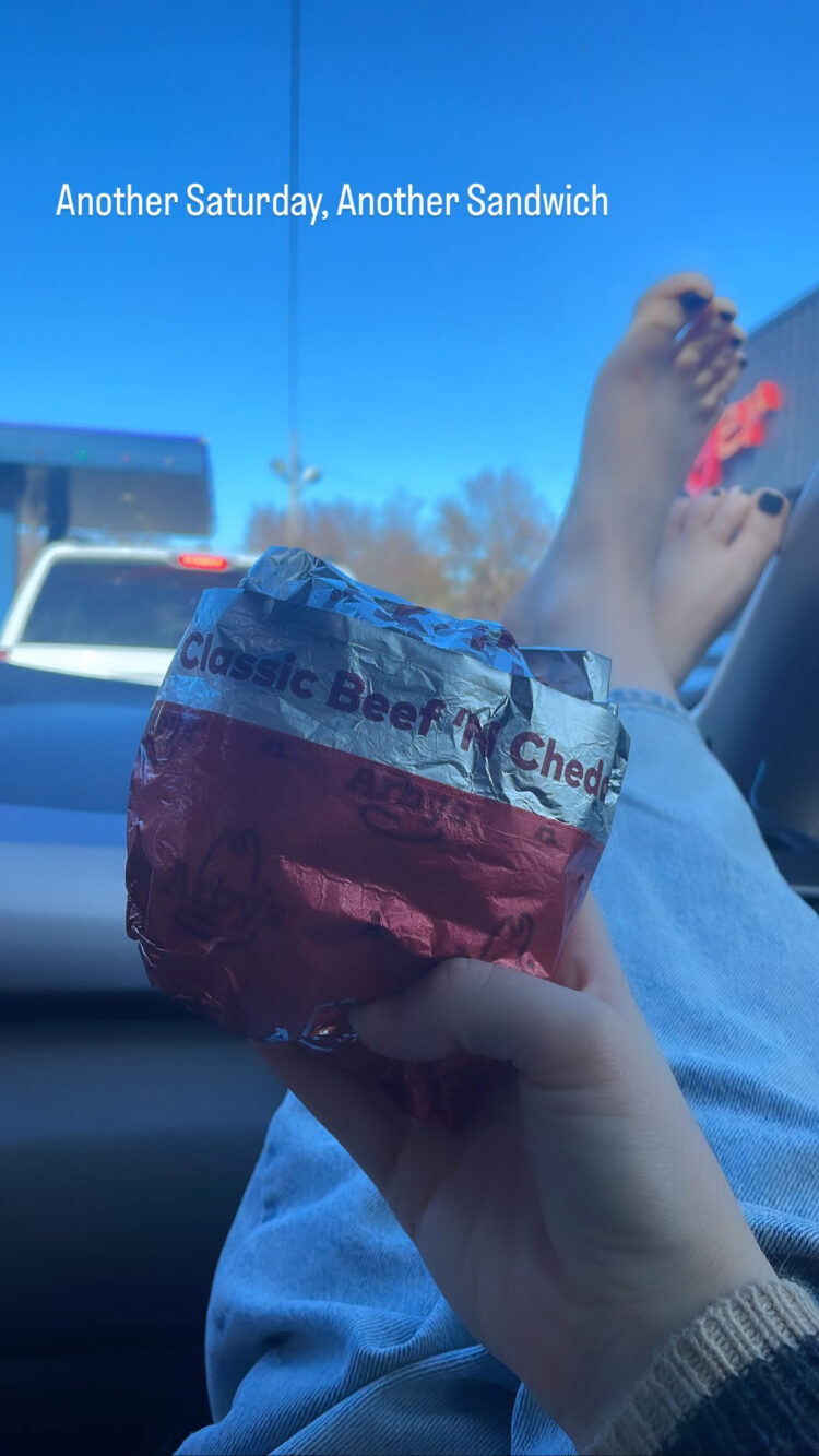 joy anna duggar feet 5