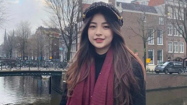 juanita zelia valezka tanjung feet 6