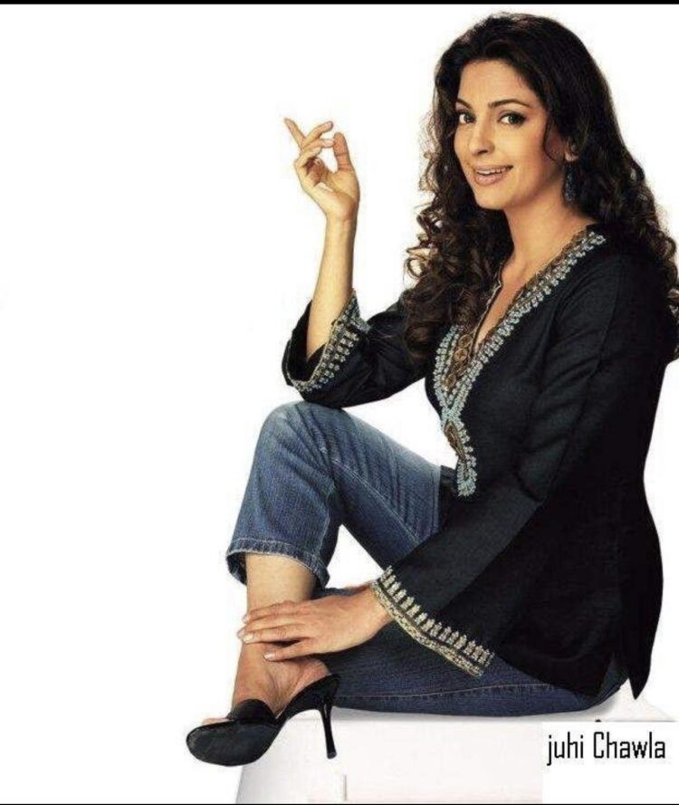 juhi chawla feet 4