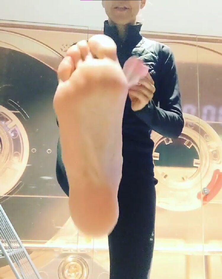 julia bradbury feet