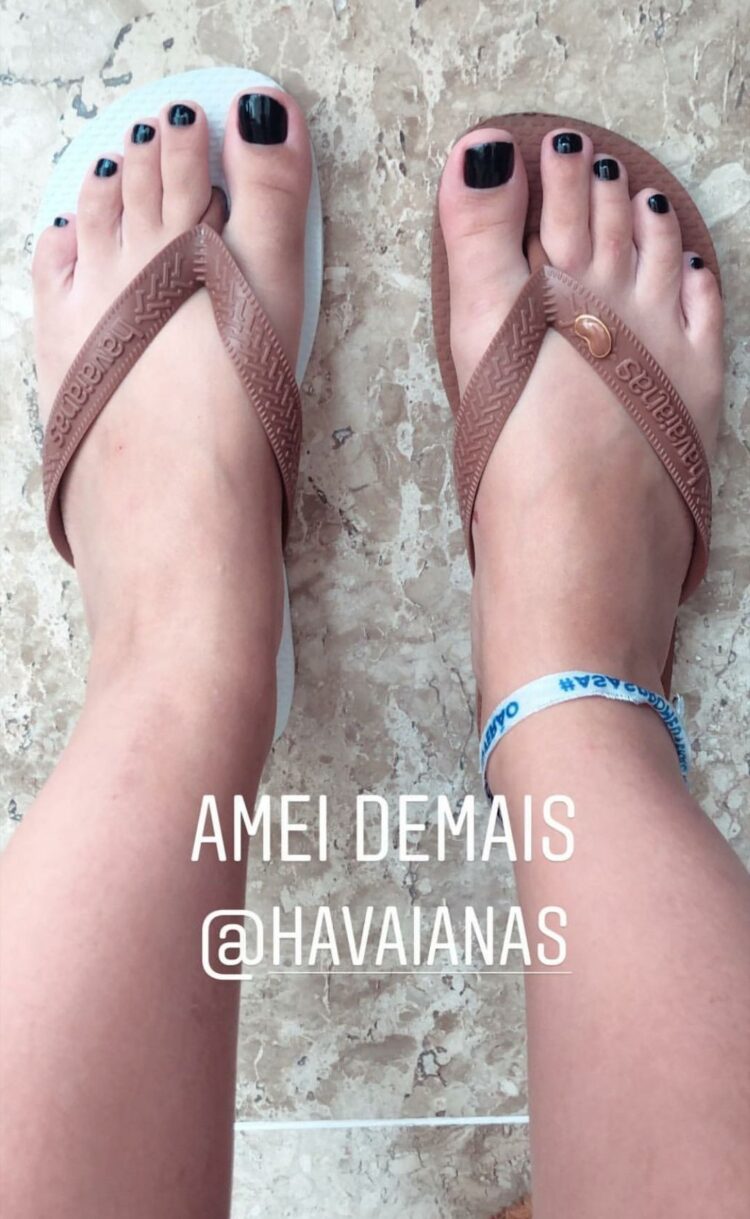 julia gomes feet