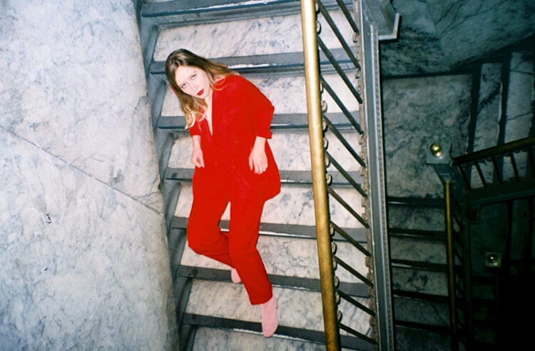 julia jacklin feet 3