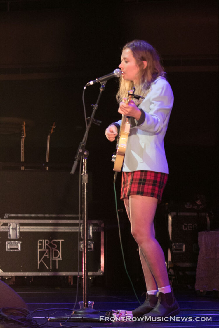 julia jacklin feet 6