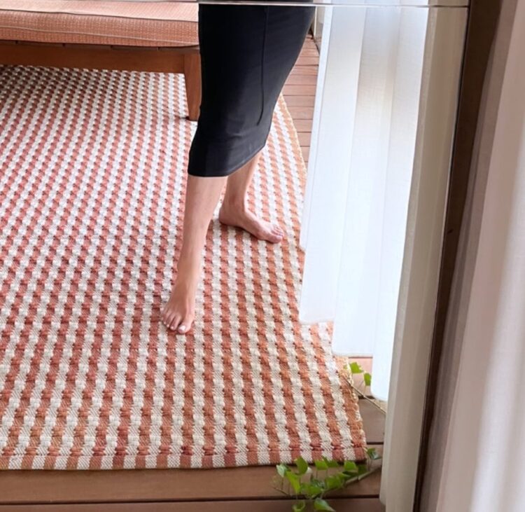 julia restoin roitfeld feet