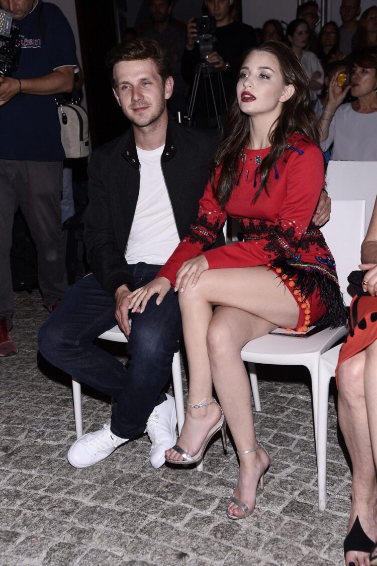 julia wieniawa narkiewicz feet scaled