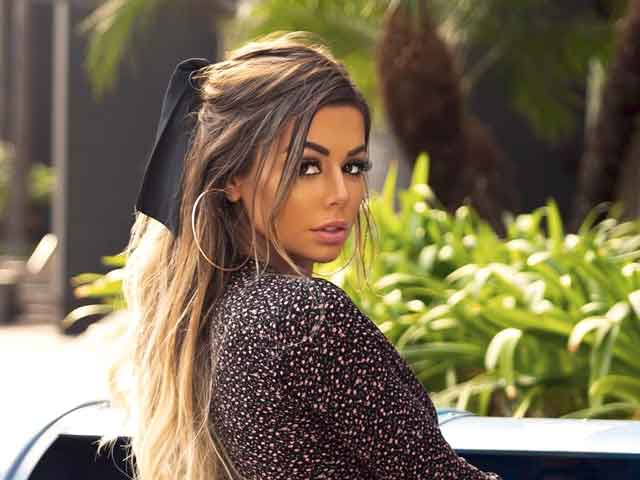 julianne kissinger feet 6