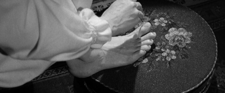 julie harris feet 3