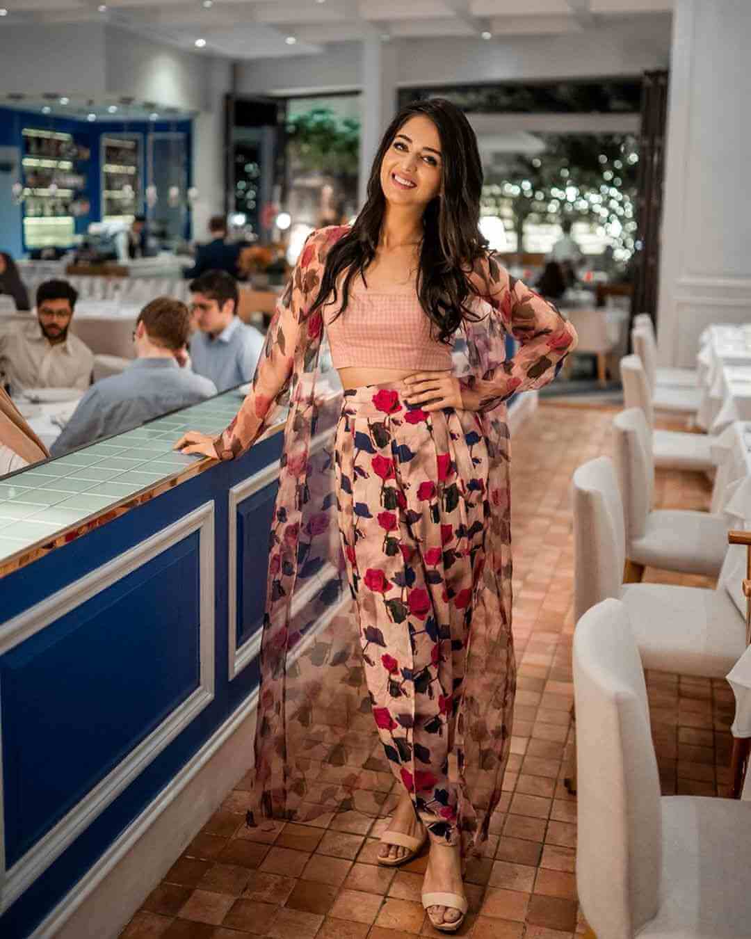 jumana ajmal khan feet 6