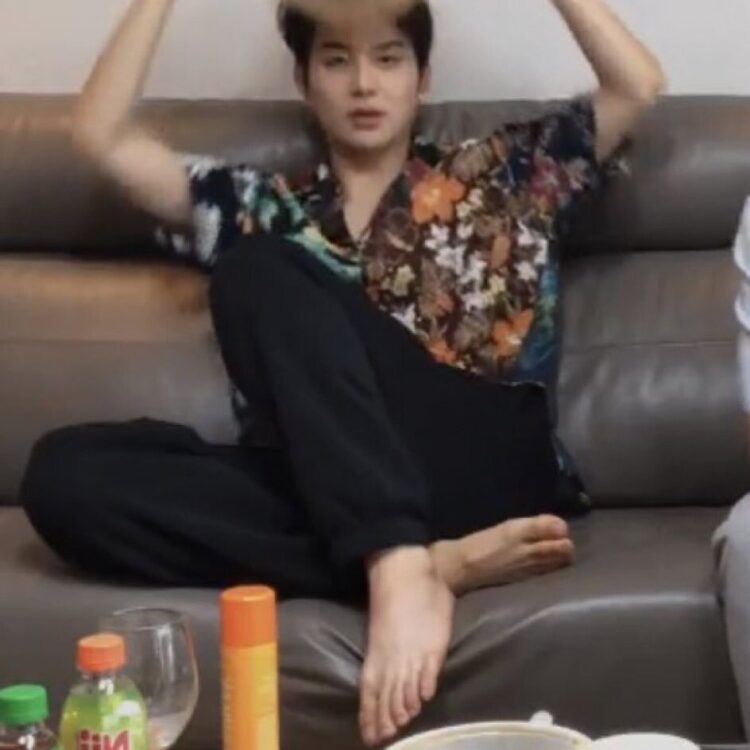 jungwoo feet 1