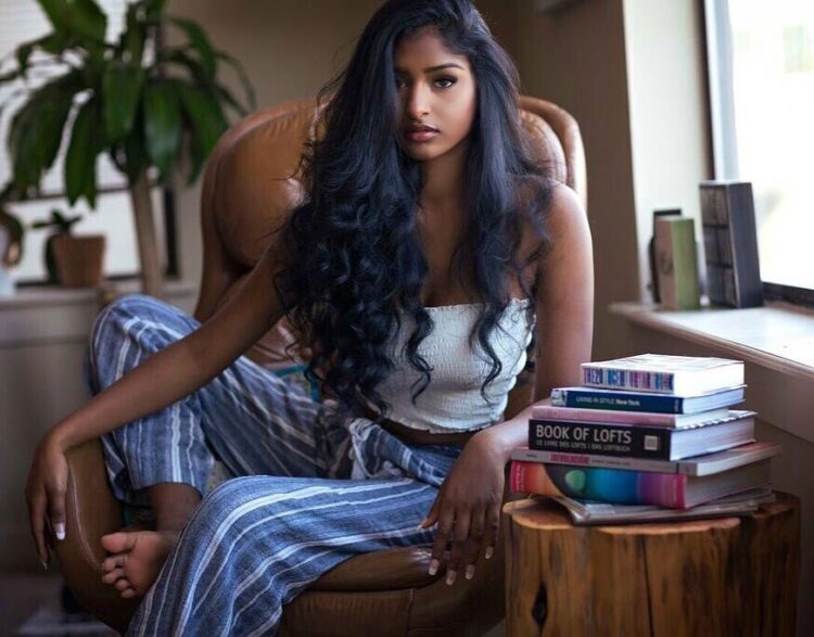 kaaviya sambasivam feet 1