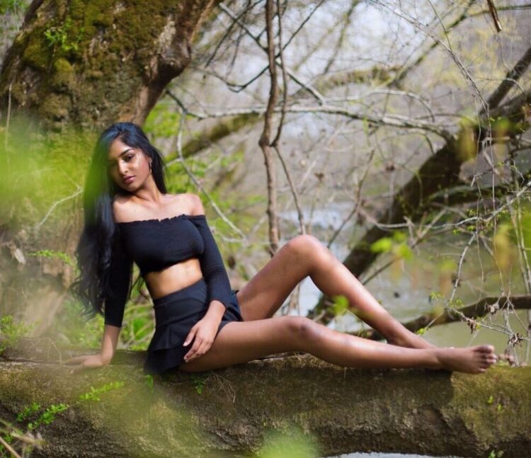 kaaviya sambasivam feet 2