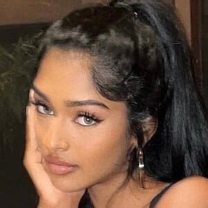 kaaviya sambasivam feet 5