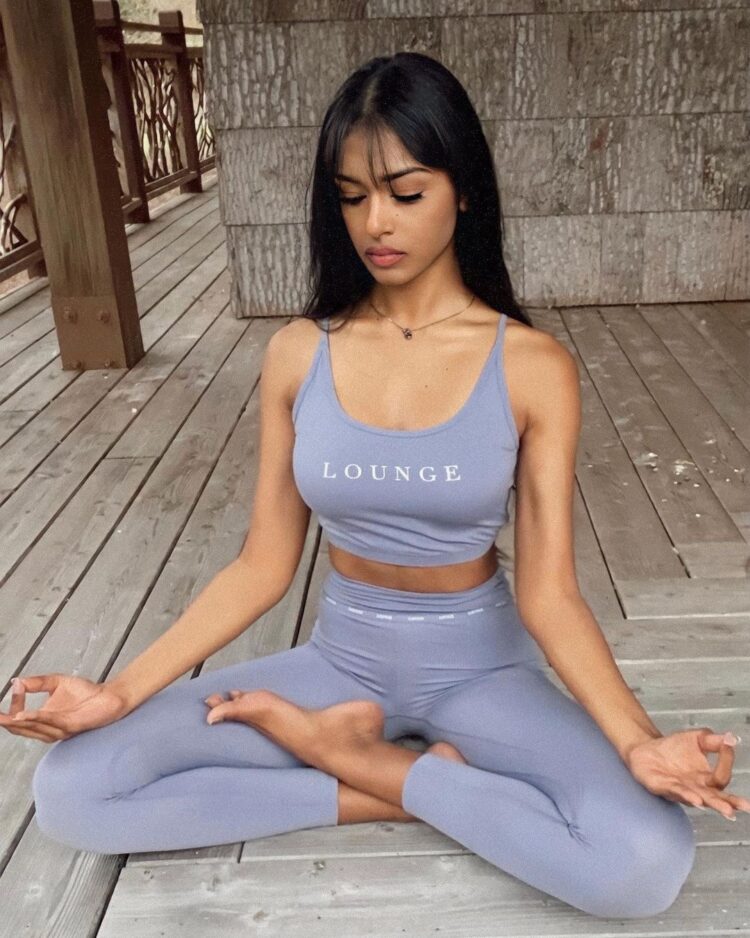 kaaviya sambasivam feet