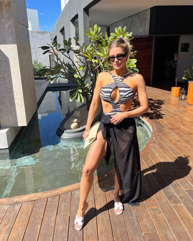 kaitlyn davis feet 3