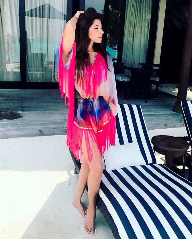kanika kapoor feet 4