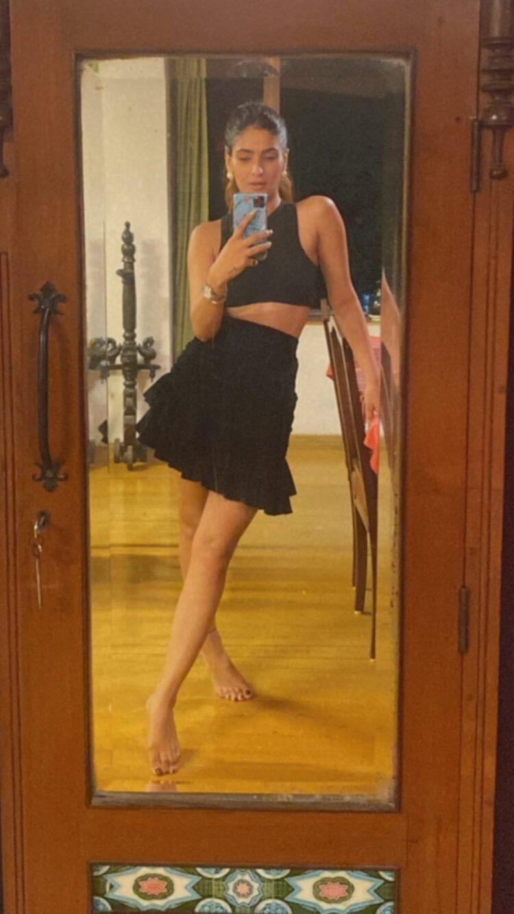 karishma sharma feet 3