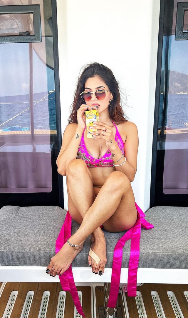 karishma sharma feet