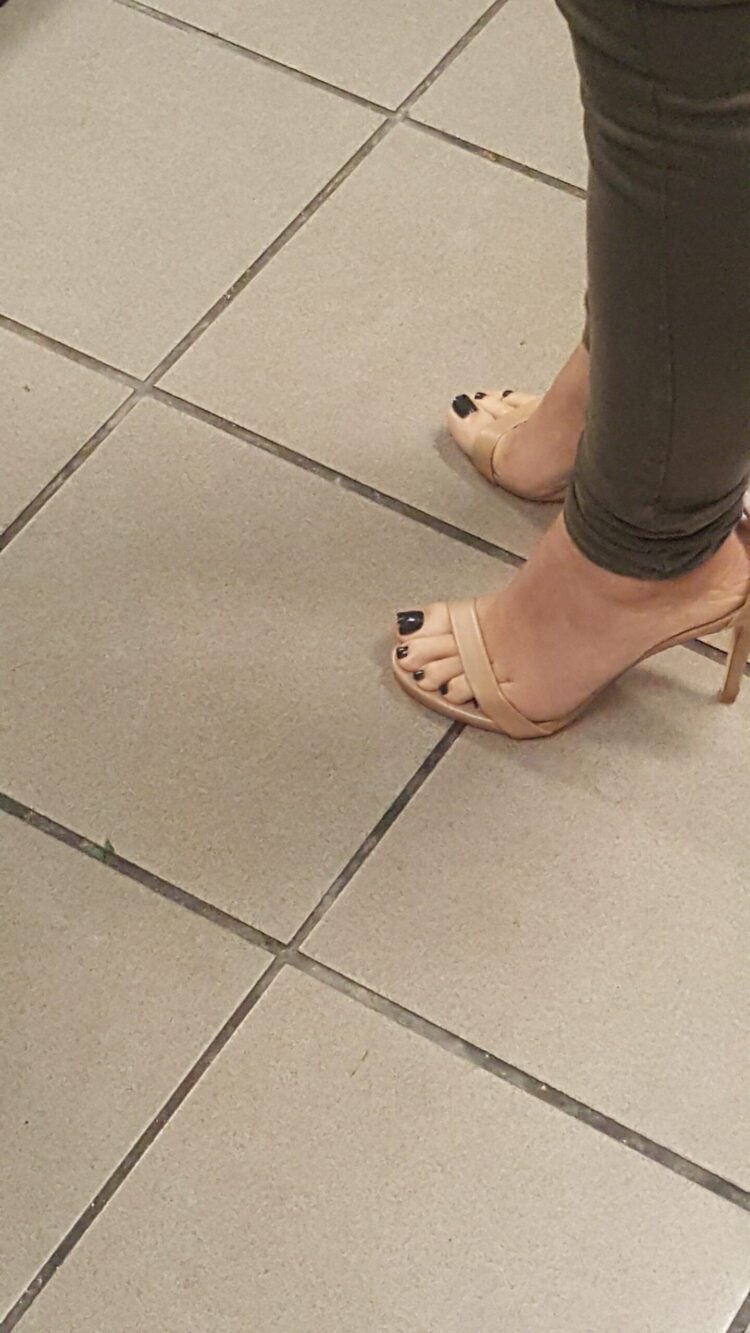 karla monroig feet scaled