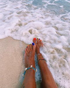 karolina meschino feet