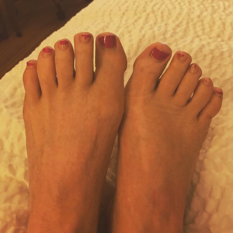 kate flannery feet 1