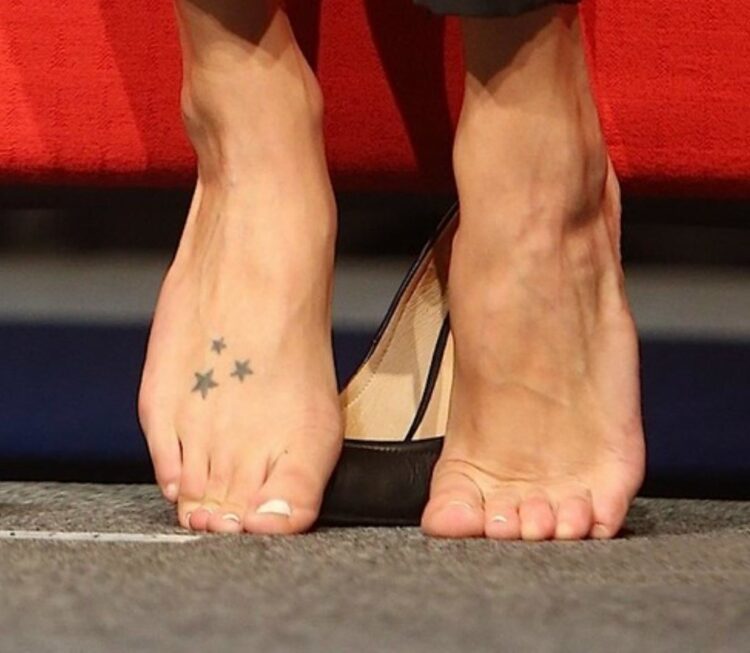 katie cassidy feet 1