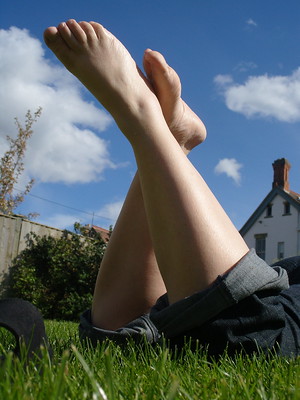 katie eleanor grand feet